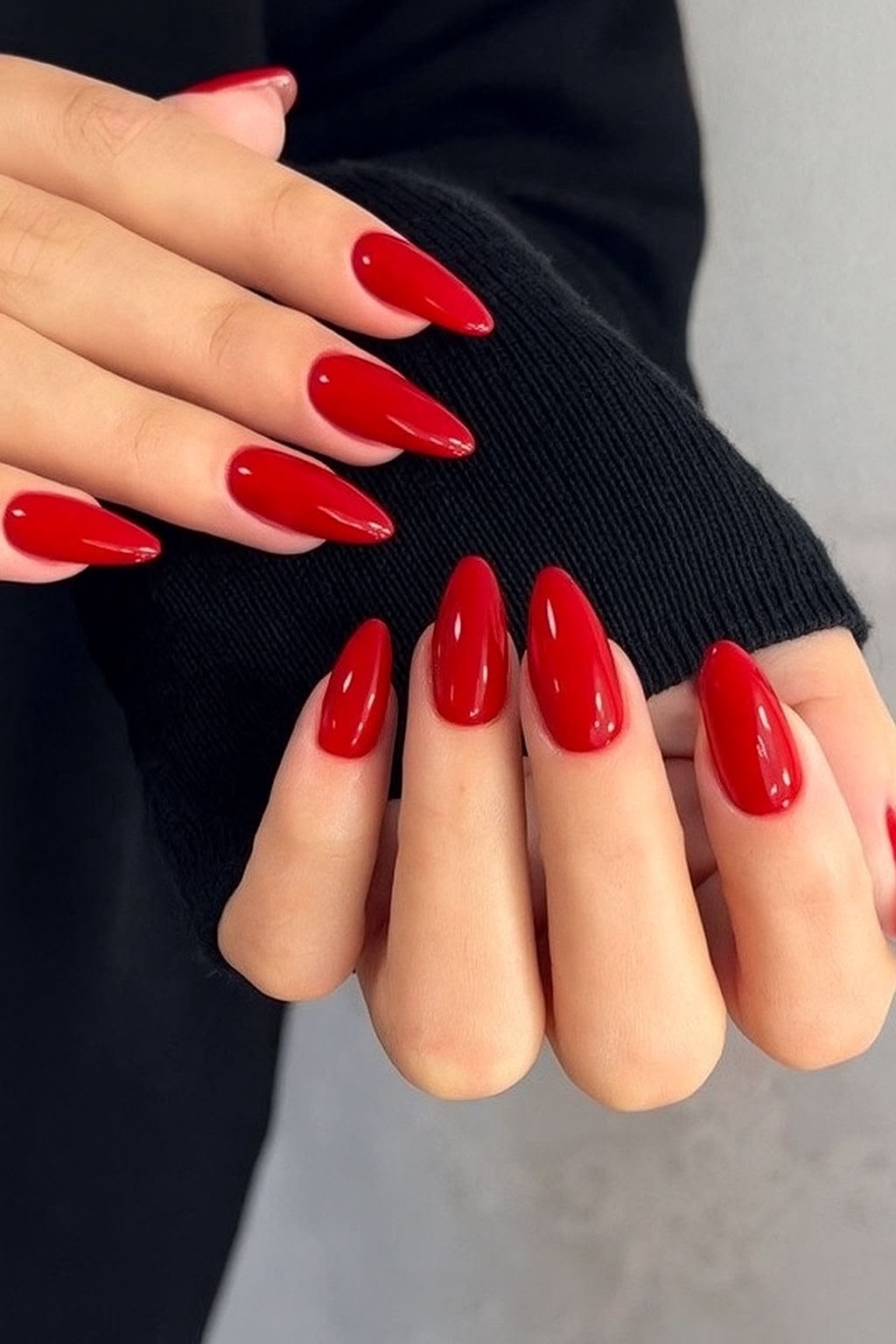 Unhas vermelhas amendoadas brilhantes