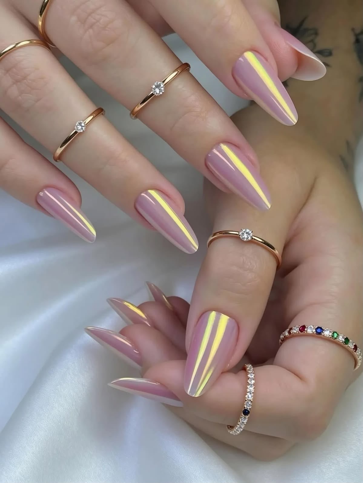 Unhas rosa cromadas holográficas