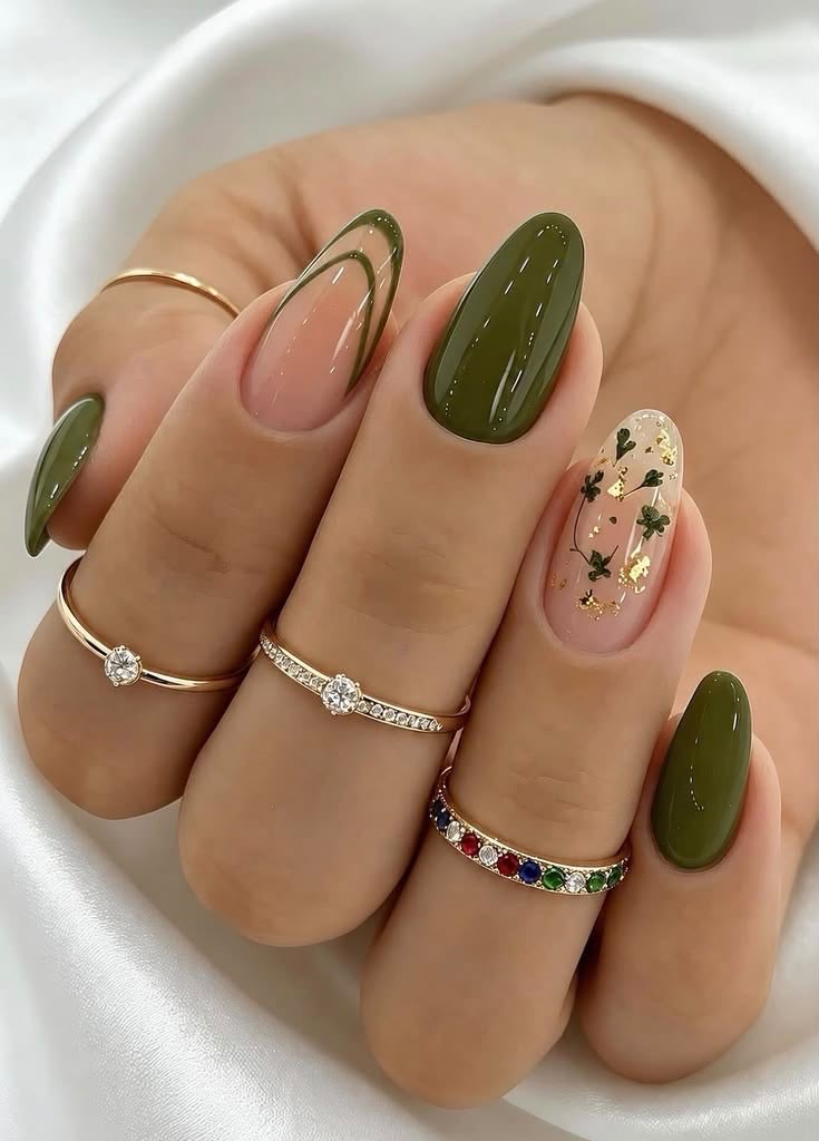 Unhas verde militar com folhas douradas