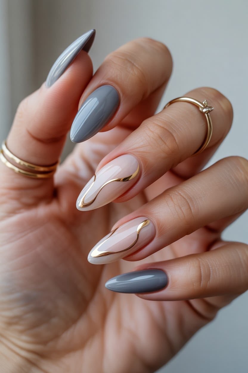 Unhas cinza e nude com detalhe dourado