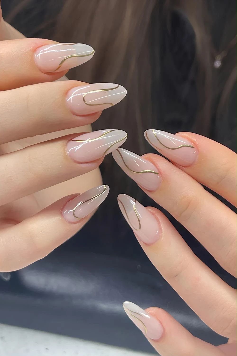 Unhas nude com traços dourados delicados
